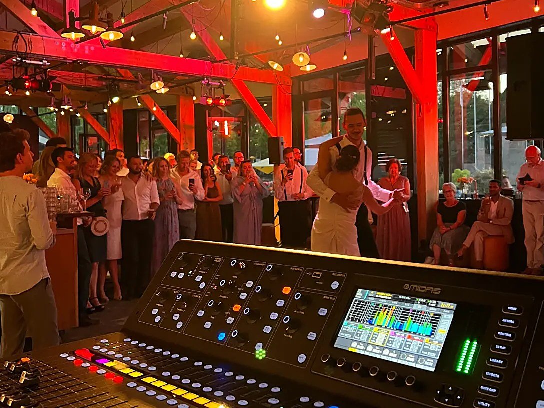 Sfeerverlichting & DJ-set op de grote dag